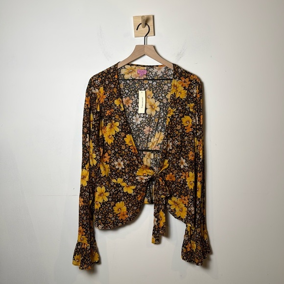 Francesca's Collections Tops - Brand New Mi Ami by Francesca’s Darla Floral Crinkle Tie Top size XL
